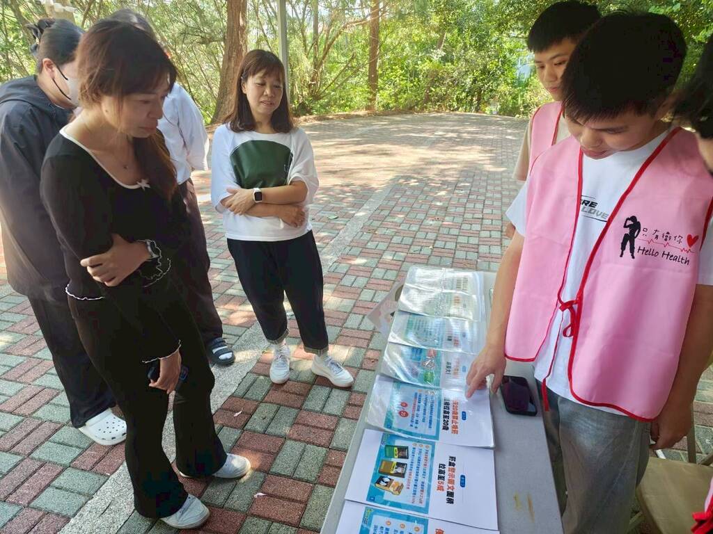 元培環山健走路程中設置了三個健康促進宣導站圖片