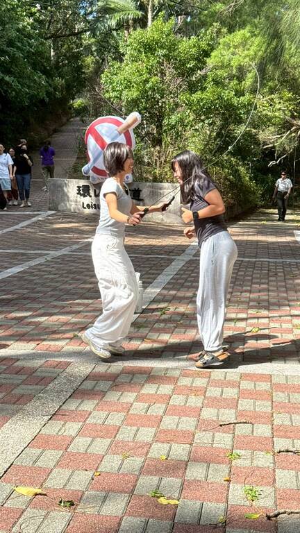 「別再暈船了，你不是菸海王」透過體能任務與健康知識問答過程中，也能將醫事專業知識融入活動實踐。圖片