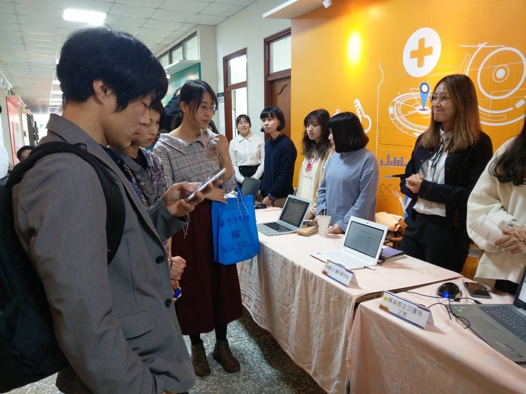日本貴賓參觀實習成果博覽會與學生互動