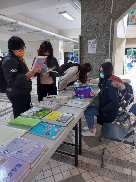 醫技系學會義賣二手書標榜學長姊幫你畫重點很吸引學生