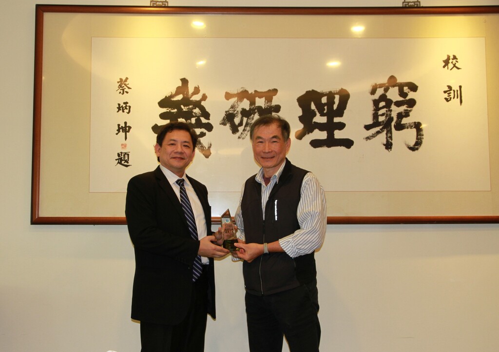 王綮慷校長(左)致贈退休紀念獎座給許乃斌老師