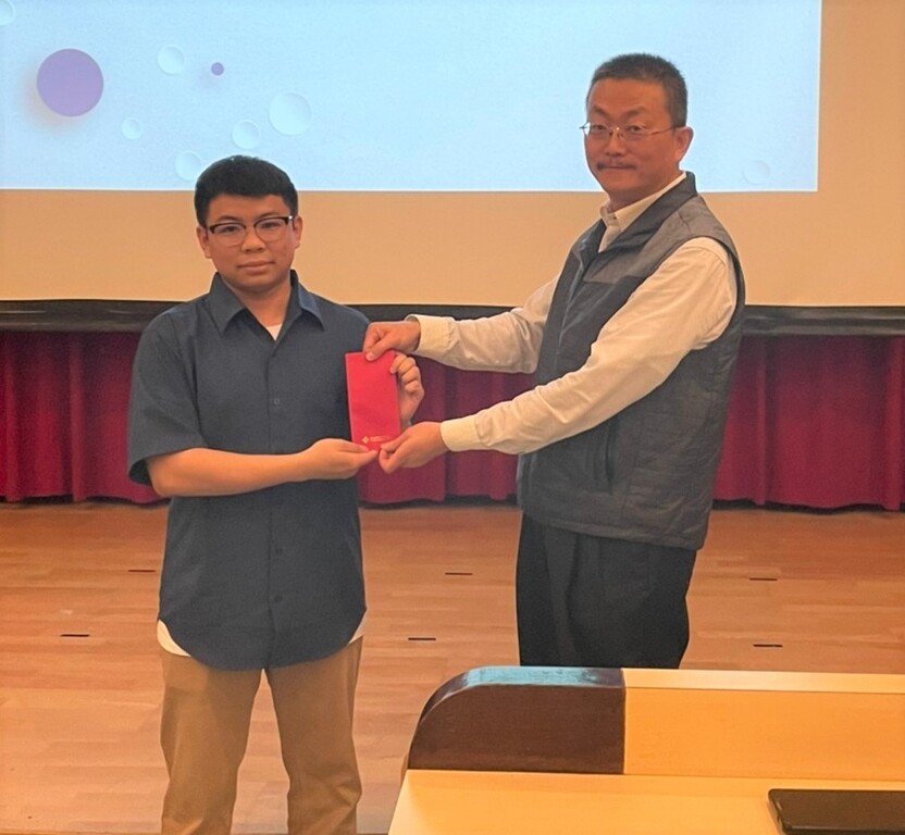 元培環衛系楊侑霖同學(左)畢業前夕即考取證照,實習單位全安安全工程公司魏吳晉總經理(右)特予表揚