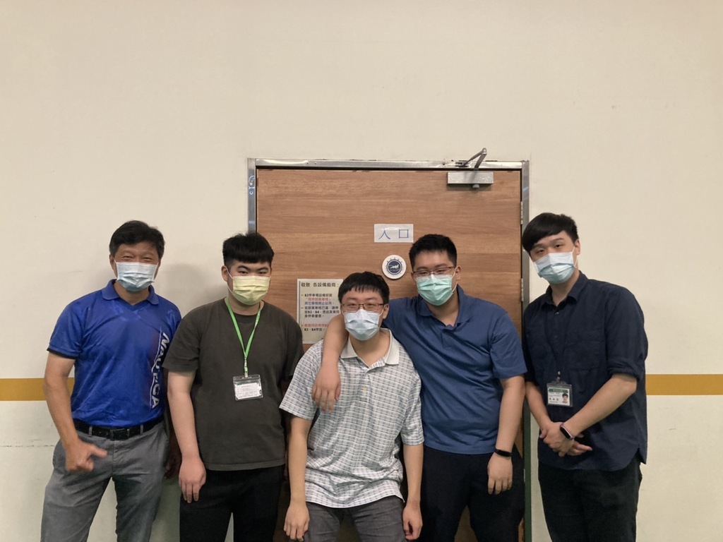 元陪醫工系大三學生利用暑假到亞東醫院實習，由系友黃柏荏工程師(右一)學長帶領