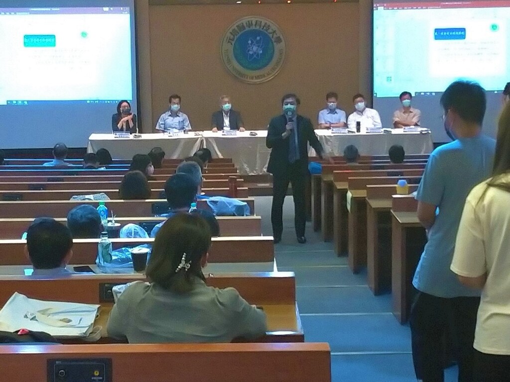 新生暨住宿生家長座談會,王綮慷校長展現親民作風在台下與家長互動