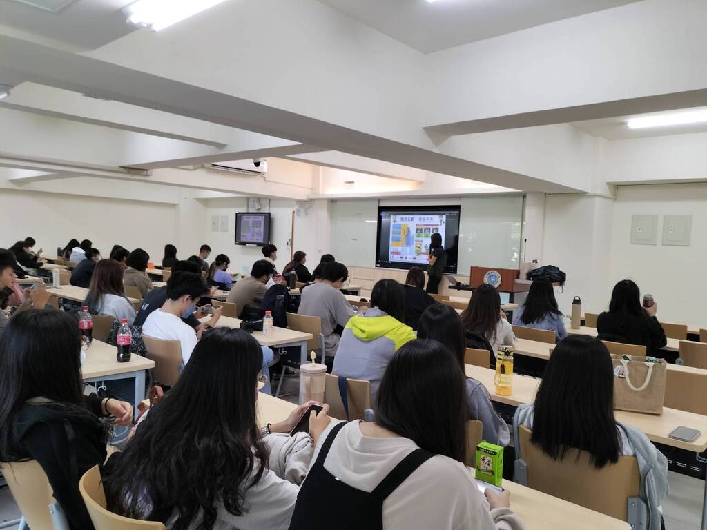 為使住宿生加強緊急事件之應變能力,生活輔導組也邀請到新竹市消防局蔡宛錚專員演講