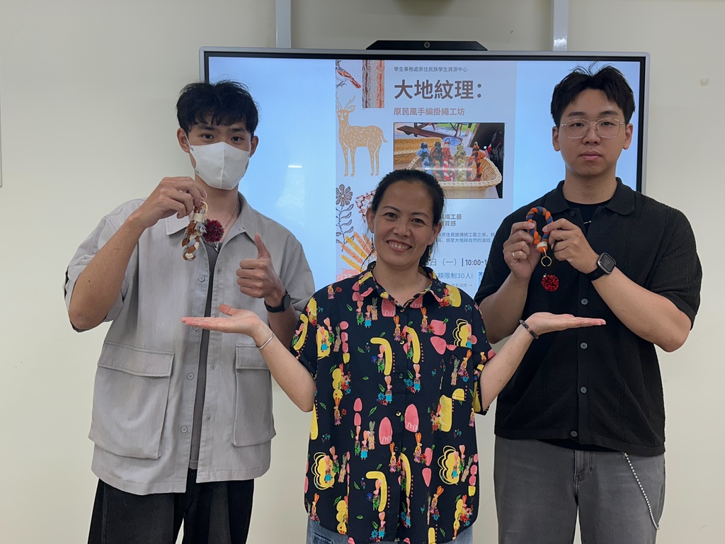 趙玉婷老師(中)與學生展現活動成果圖片