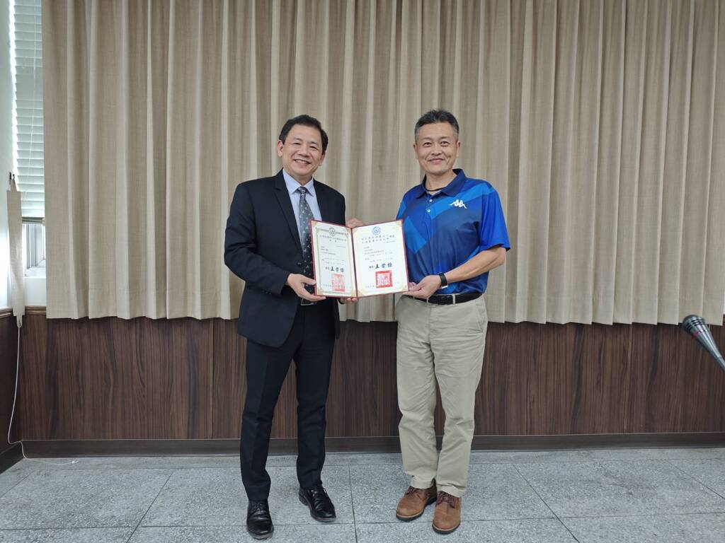 元培王綮慷校長(左)頒發聘書,恭喜洪彰岑老師榮升教授並接任福祉產業學院院長圖片