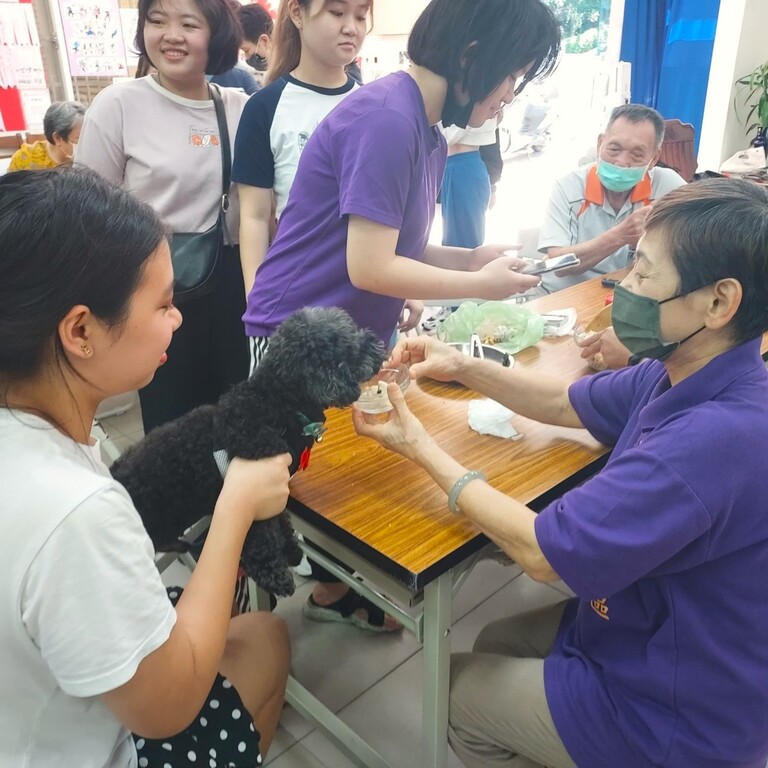 元培寵保系學生陪同社區長輩餵食寵物吃雞肉沙拉