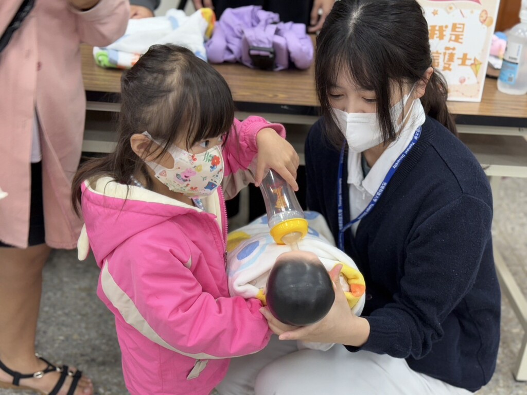 元培護理系學生帶領孩童體驗嬰兒照顧
