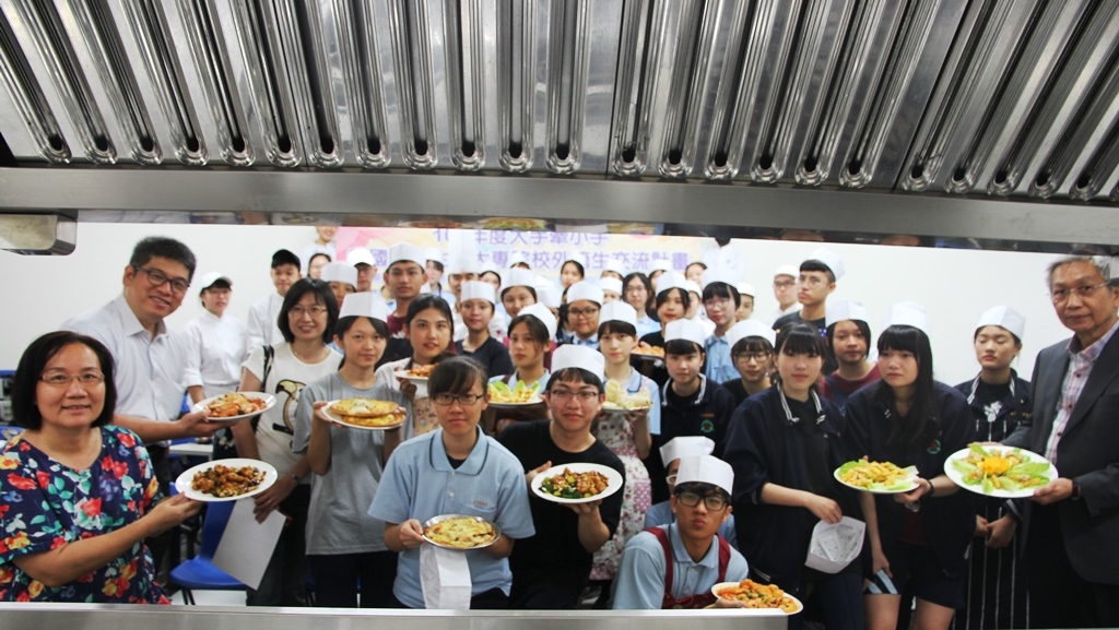 國立新竹商校同學端著自己所做的菜餚與元培蔡副校長來個合影