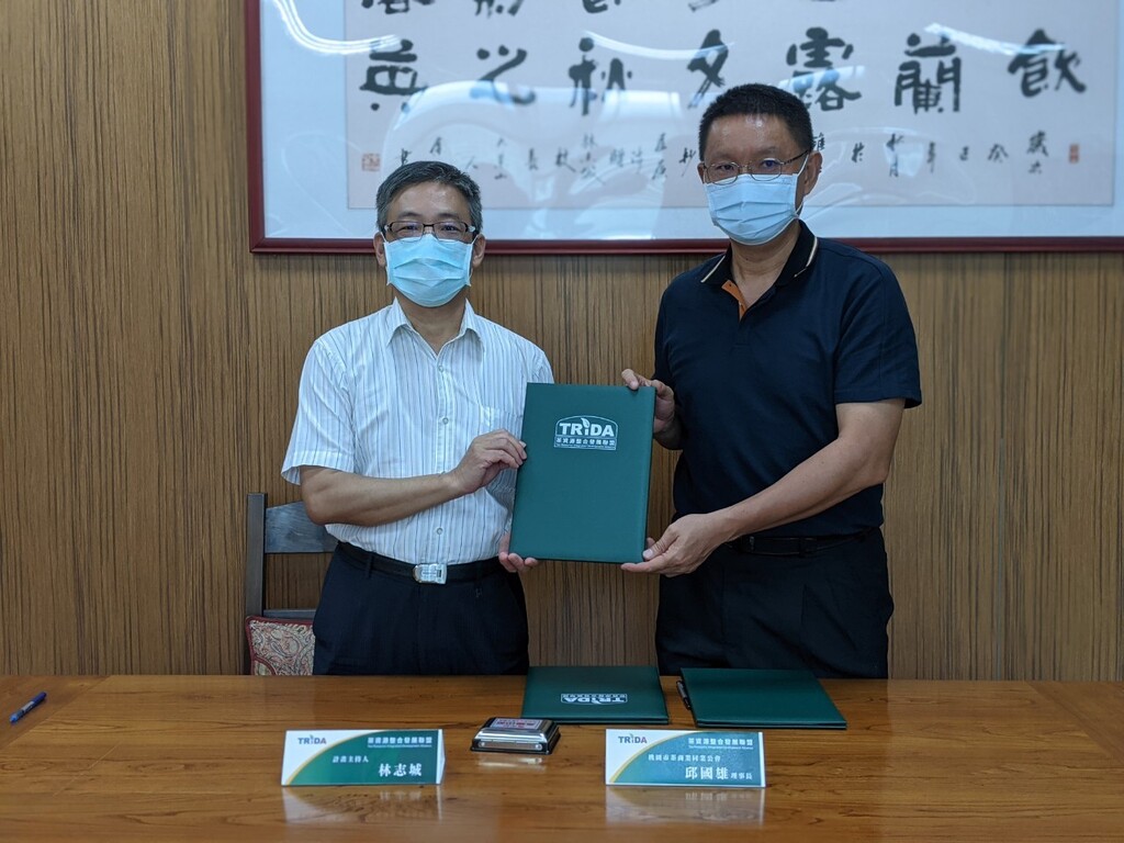 TRIDA計畫主持人林志城校長(左)代表與沏茶林國際實業有限公司總經理邱國雄簽約