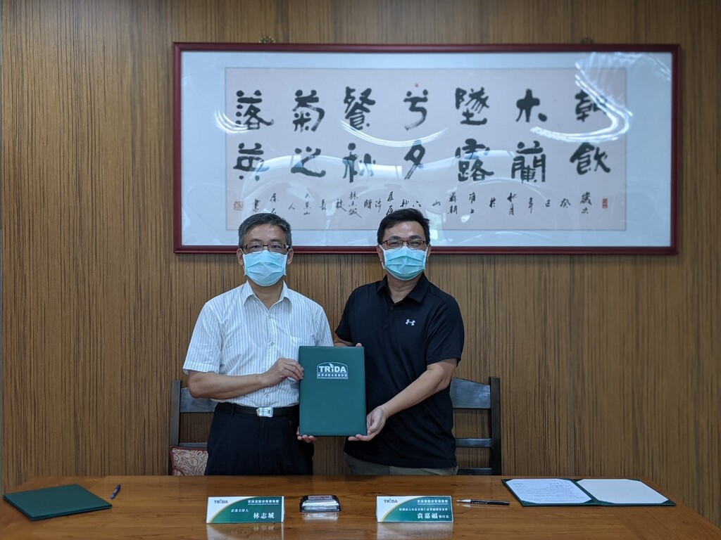 TRIDA計畫主持人林志城校長(左)代表與FIVE DESIGNS株式會社總經理袁嘉福簽約