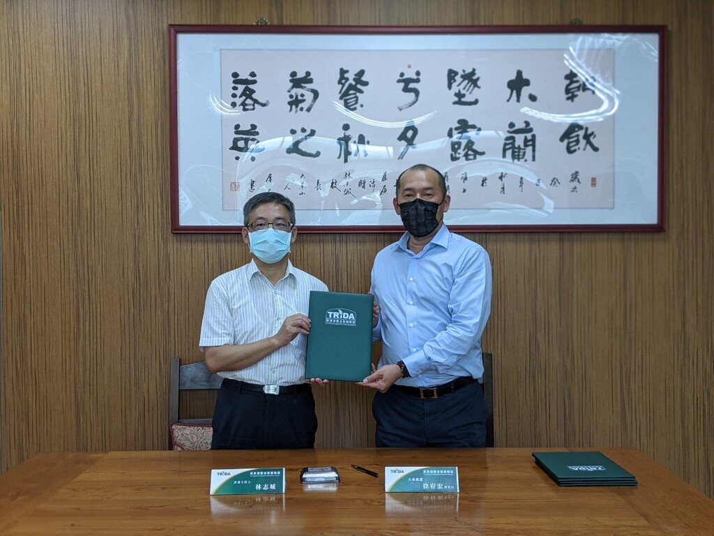 TRIDA計畫主持人林志城校長(左)與代表天萊嚴選董事長徐宥宏簽約