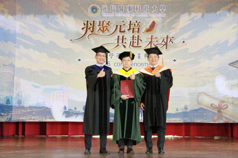 元培創校首位自主培養的博士生—生技製藥系温邦宇（中），與王綮慷校長（右）、莊路德院長合影。圖片