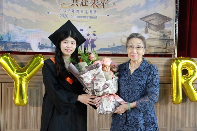 元培畢業生代表陳宜楨（左）致贈花束感謝蔡雅賢董事長。圖片