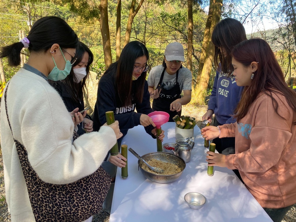 學生學習製作原住民竹筒飯原民生活文化