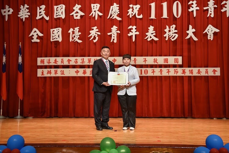 茶陶文創系四年一班萬虹君同學獲選為110年全國優秀青年接受表揚