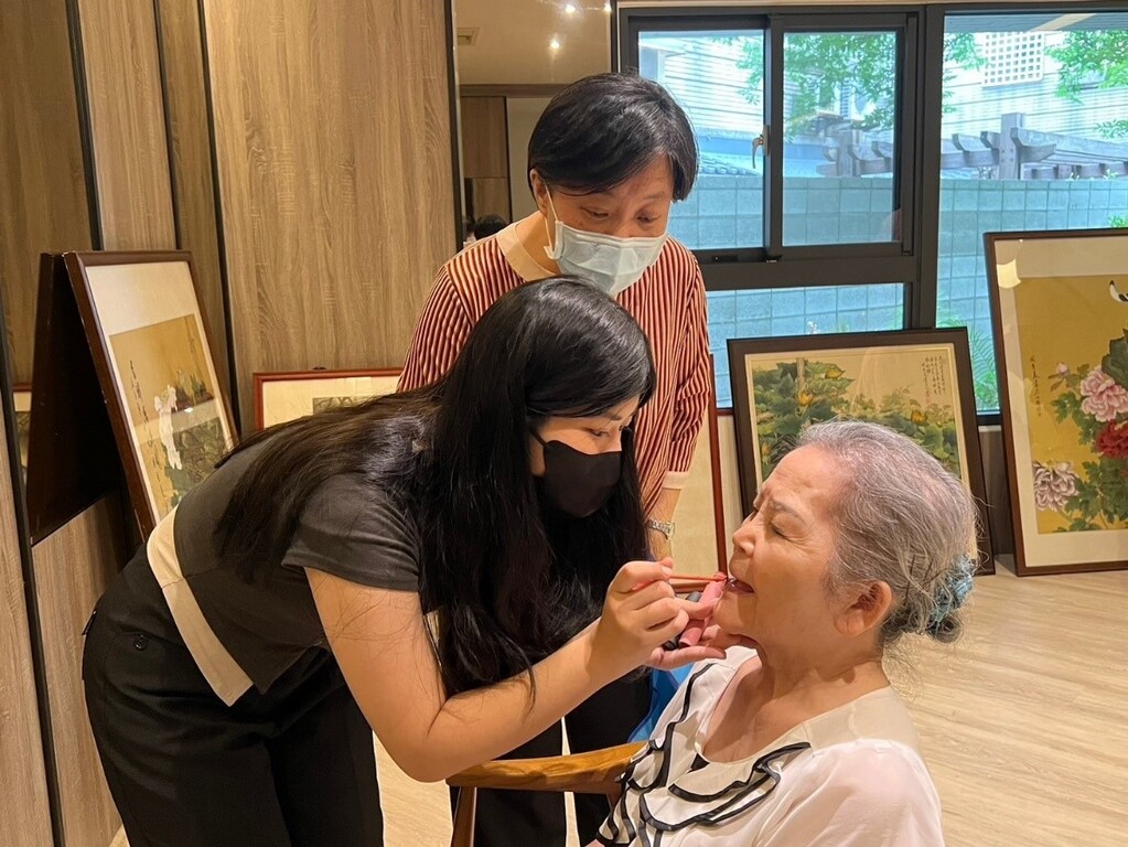 元培高齡學程學生幫阿嬤裝扮