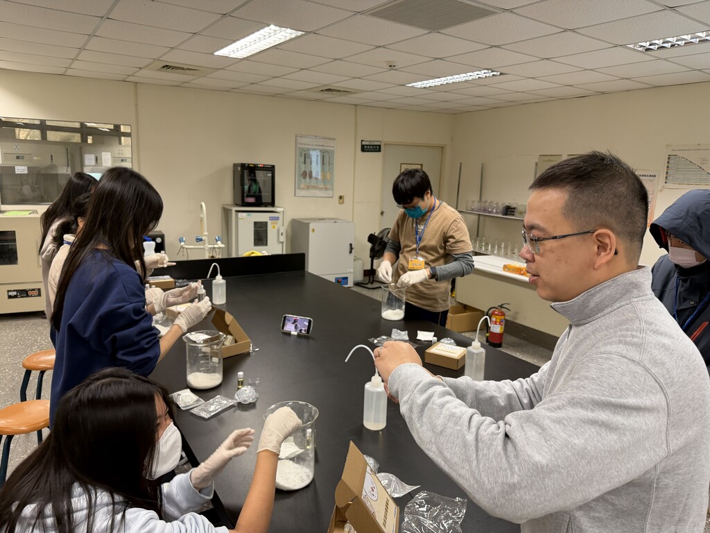 朱益成老師則帶領學員動手製作洗髮餅，在香氛中學習化學原理圖片