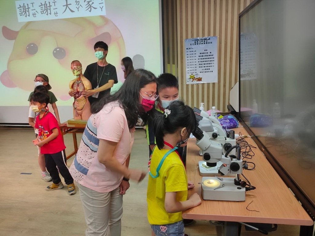 元培醫技系在大庄國小辦理營隊，顯微鏡觀察活動吸引學童注意