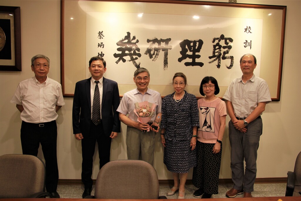醫技系孔建民老師(左三)退休,蔡雅賢董事長(右三)、王綮慷校長(左二)、蔡世傑副校長(左一)、及醫護學院鍾玉珠院長(右二)、陳有任系主任都送上祝福