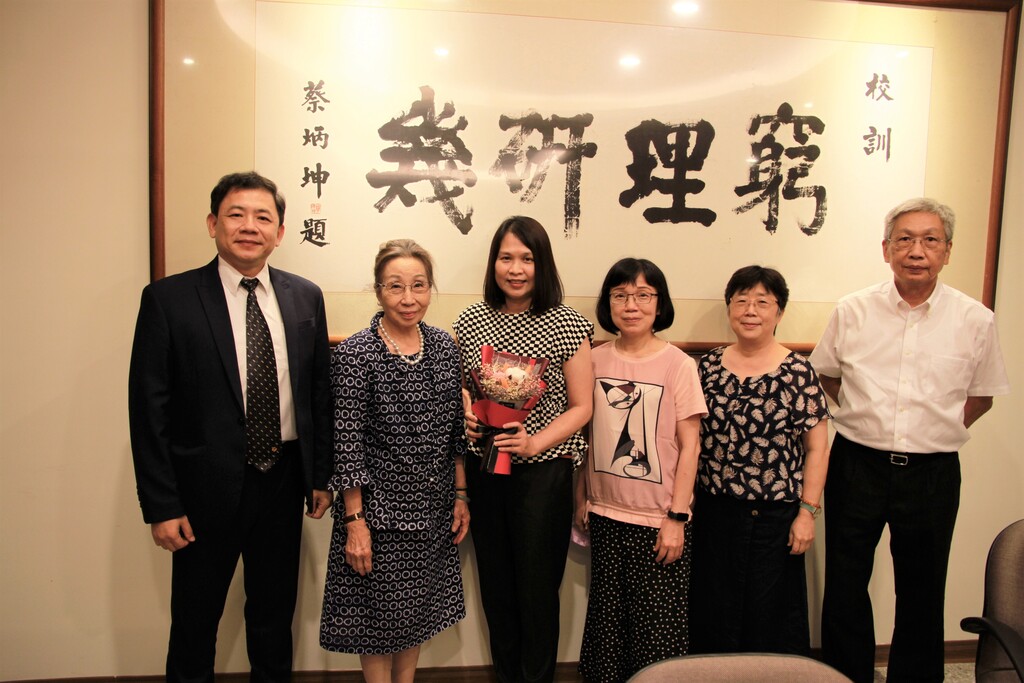 護理系徐瑀謙老師(左三)退休,蔡雅賢董事長(左二)、王綮慷校長(左一)、蔡世傑副校長(右一)、及醫護學院鍾玉珠院長(右三)、林佩芬系主任都送上祝福