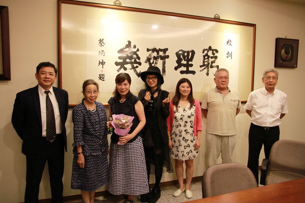 應外系黃重慧老師(左三)退休,蔡雅賢董事長(左二)、王綮慷校長(左一)、蔡世傑副校長(右一)、及福祉產業學院蔡志弘院長(右二)、陳廣鈺系主任(右三)以及前系主任林宛萱都送上祝福