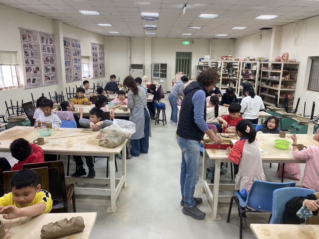 元培進修推廣中心為愛丁堡美語國小學童量身打造陶窯體驗課程圖片