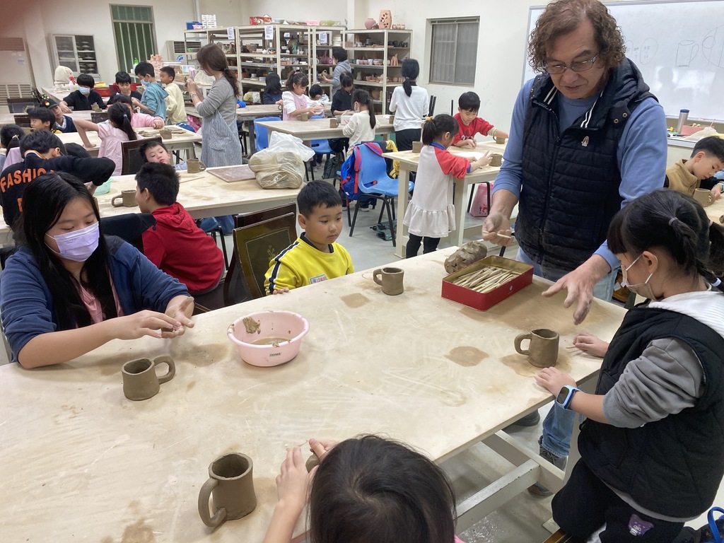 在元培專業陶藝教師張樹文引導下，國小學童從觸摸陶土的質地開始，發揮想像體驗創作圖片