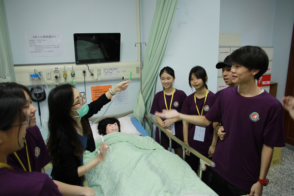 東莞台商子弟學校學生在元培護理系體驗抽痰護理技術大開眼界