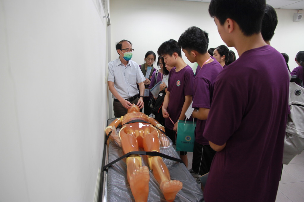 東莞台商子弟學校學生參訪元培醫學影像暨放射技術系對假體應用感到興趣