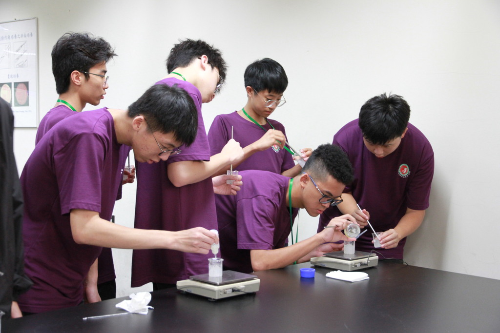東莞台商子弟學校學生參訪元培生技製藥系體驗製作舒緩凝膠