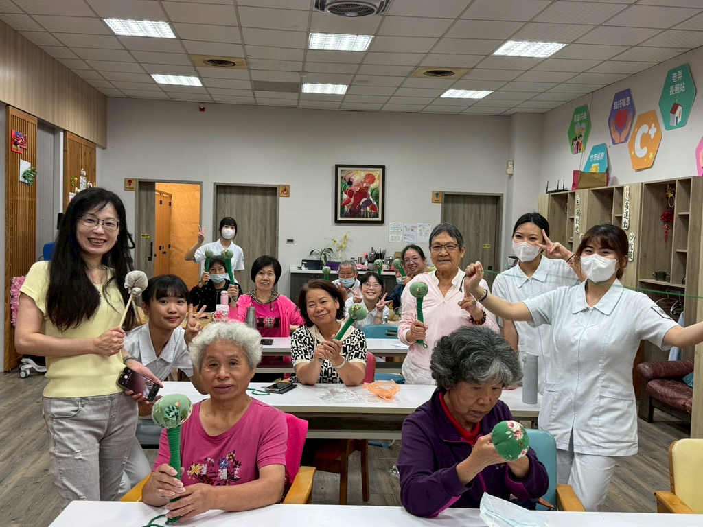 護理系林育如老師帶領學生們身穿實習制服與長輩們合照。