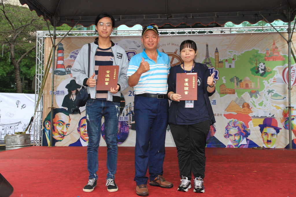 元培學生巫承祖(左)與萬虹君(右)獲選為今年全國大專優秀青年，在藝文季現場獲學務長表揚