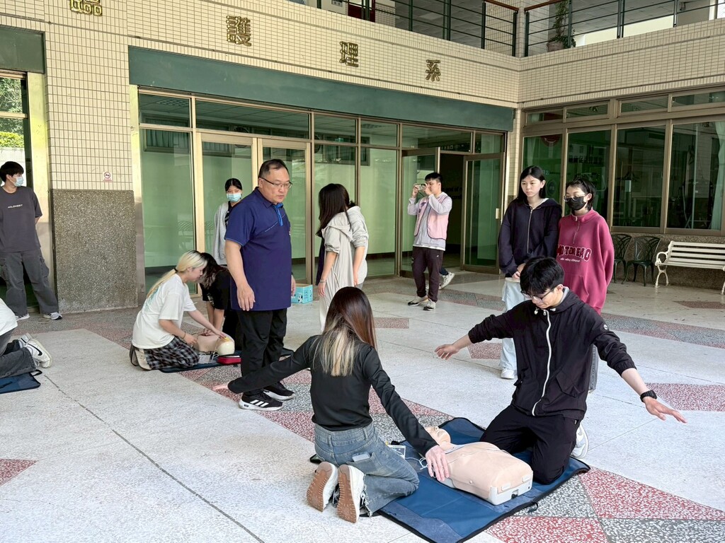 元培學生參加BLS證照中CPR+AED的實際演練圖片