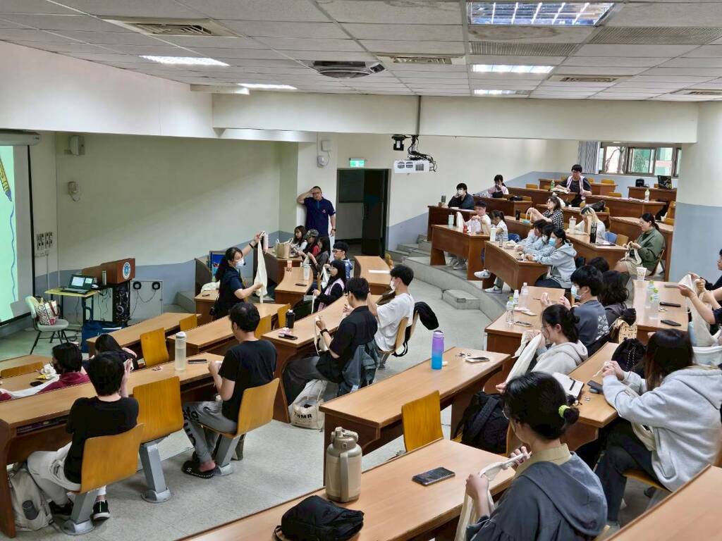 元培舉辦BLS志工培訓中三角巾包紮實際操作圖片