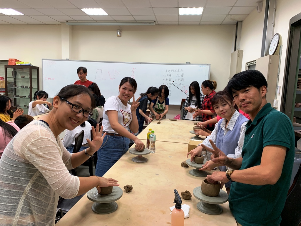 元培境外生日本大陸老師也很認真在做陶藝