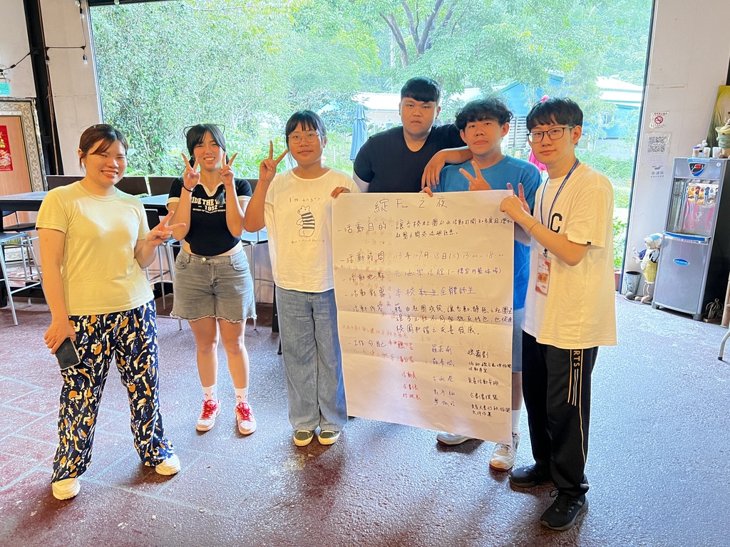 學生社團幹部以「世界咖啡館」的形式進行活動策畫書編寫