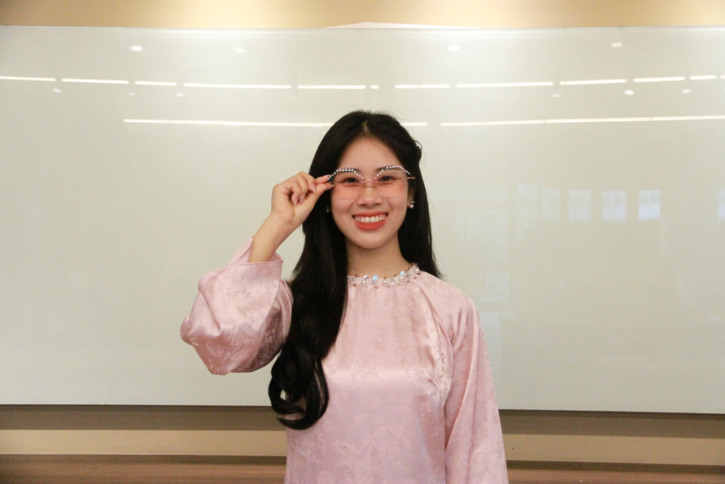 元培視光系境外學生身穿傳統服飾，配戴親自設計的眼鏡。圖片