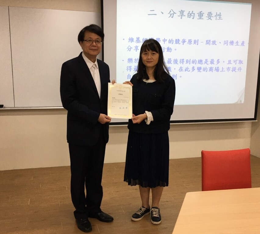 企管系主任兼所長林淑芳博士(右),特別致狀感謝羅美浩總經蒞校演講。