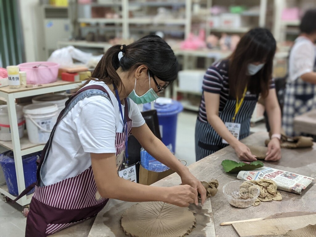 香村社區陶藝產業扎根計畫學員認真創作