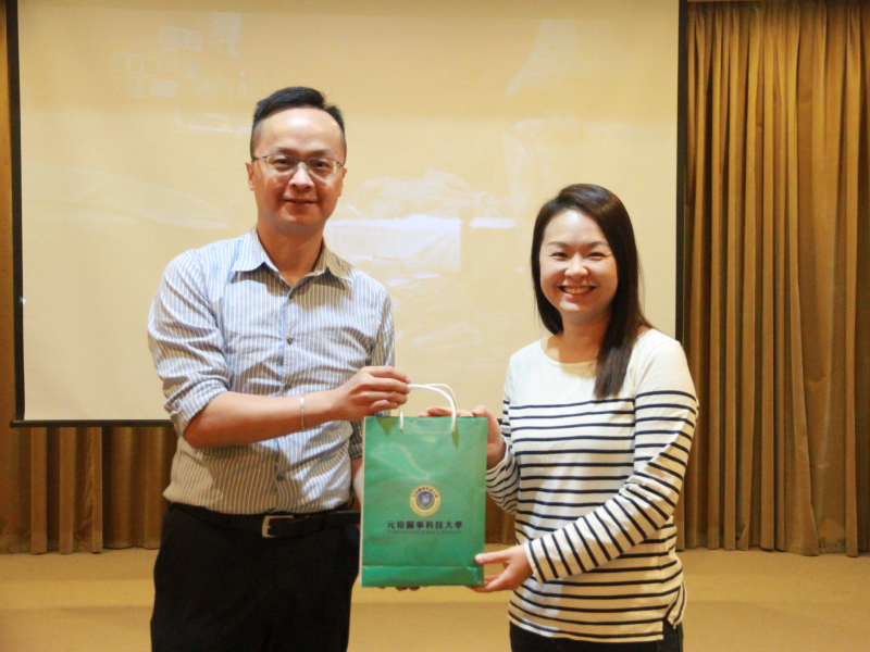 元培林哲揚主任秘書致贈禮品歡迎陳怡蓉導演(右)蒞臨圖片