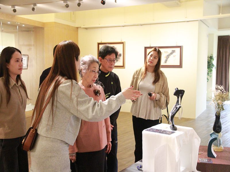 參展藝術家為元培師生導覽作品圖片