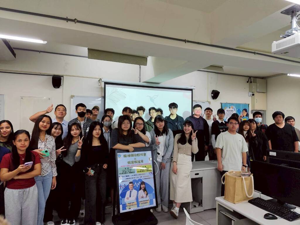 元培舉辦健康調查局，邀請台北馬偕醫院內科專科陳儒葳護理師（中長白裙）講解健康檢查的重要性圖片