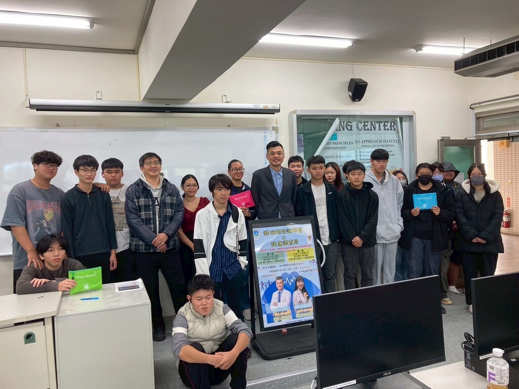 新竹沐澄關心診所梁盛賓醫師與元培師生合影圖片