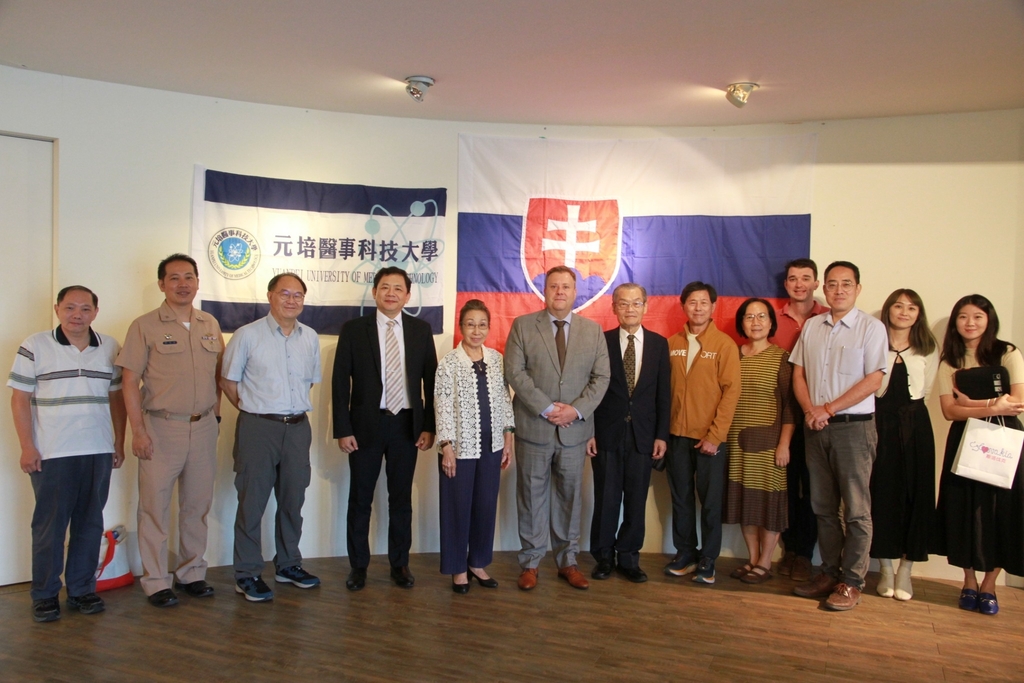 元培藝術中心舉辦斯洛伐克文化特展,該國駐台代表(中)與校長(左四)董事長(左五)等師長都出席開幕活動