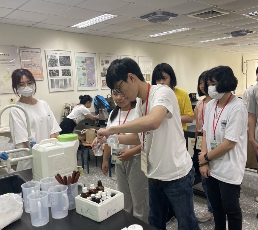 馬來西亞學生在元培生技製藥系體驗自製護手霜