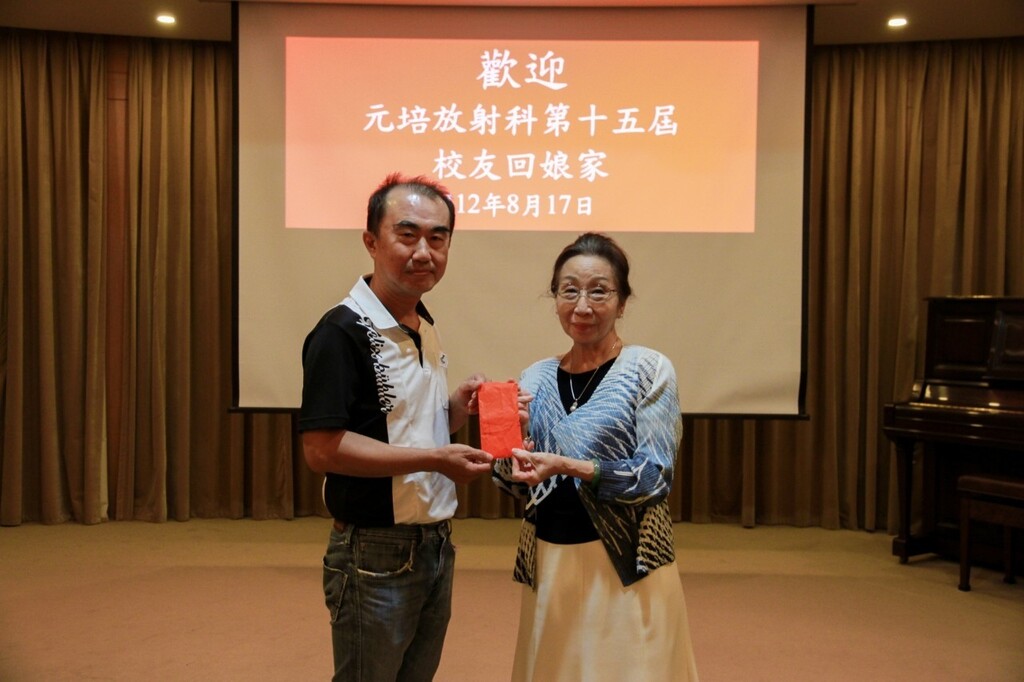 元培放射科15屆校友回娘家，由陳正龍(左)代表捐款表達對母校的支持