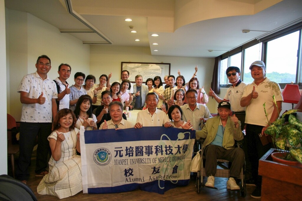 元培放射科15屆校友在學校校友會服務中心合影,當天也加入校友會