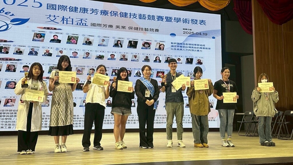 香氣鑑定B組霸榜!健管系直接包辦前三名(周珈羽(左1)冠軍、楊詠鈺(左3)亞軍及彭梓瑄(左4)季軍)